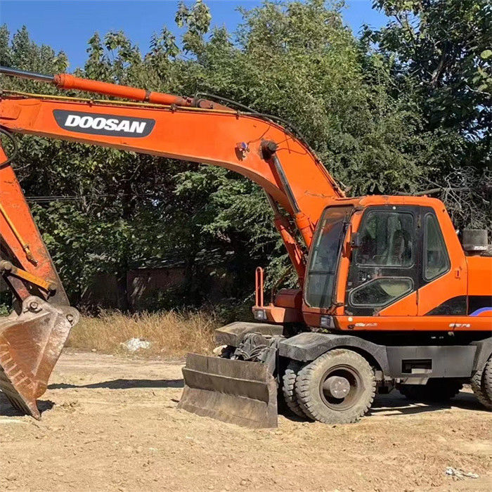 Χαμηλή τιμή 22 τόνων χρησιμοποιημένος κορεάτικος εξορυκτής τροχών Doosan DX 210W-7 με μικρότερες ώρες εργασίας