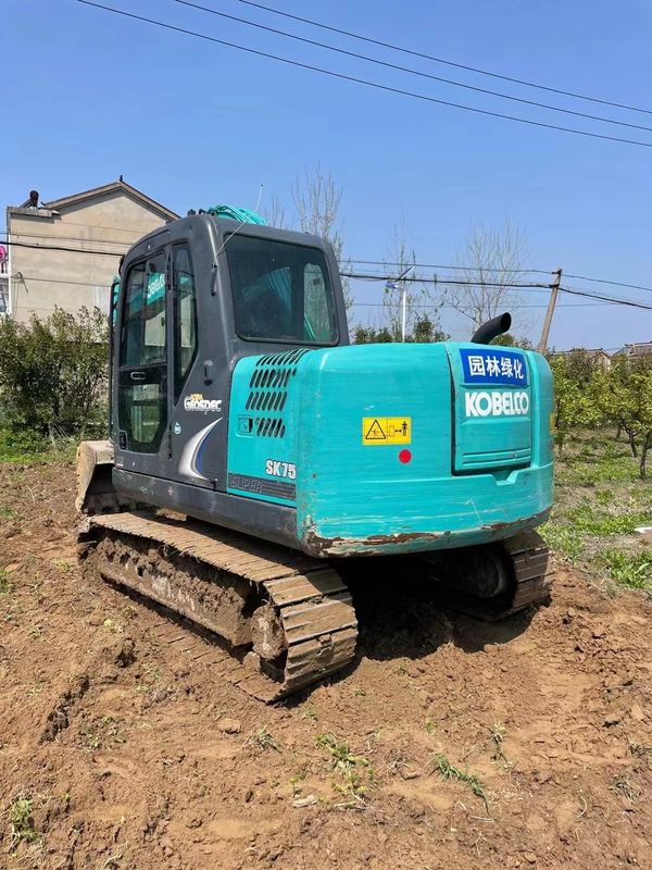 Χρησιμοποιούμενος μίνι εξορυκτής KOBELCO SK75-8 εξορυκτικός μηχανισμός Χρησιμοποιούμενος κινητήρας Δύναμη 42kW