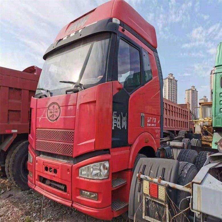 Χρησιμοποιούμενο φορτηγό έλκησης 6x4 με χειροκίνητο κιβώτιο και σε καλή κατάσταση