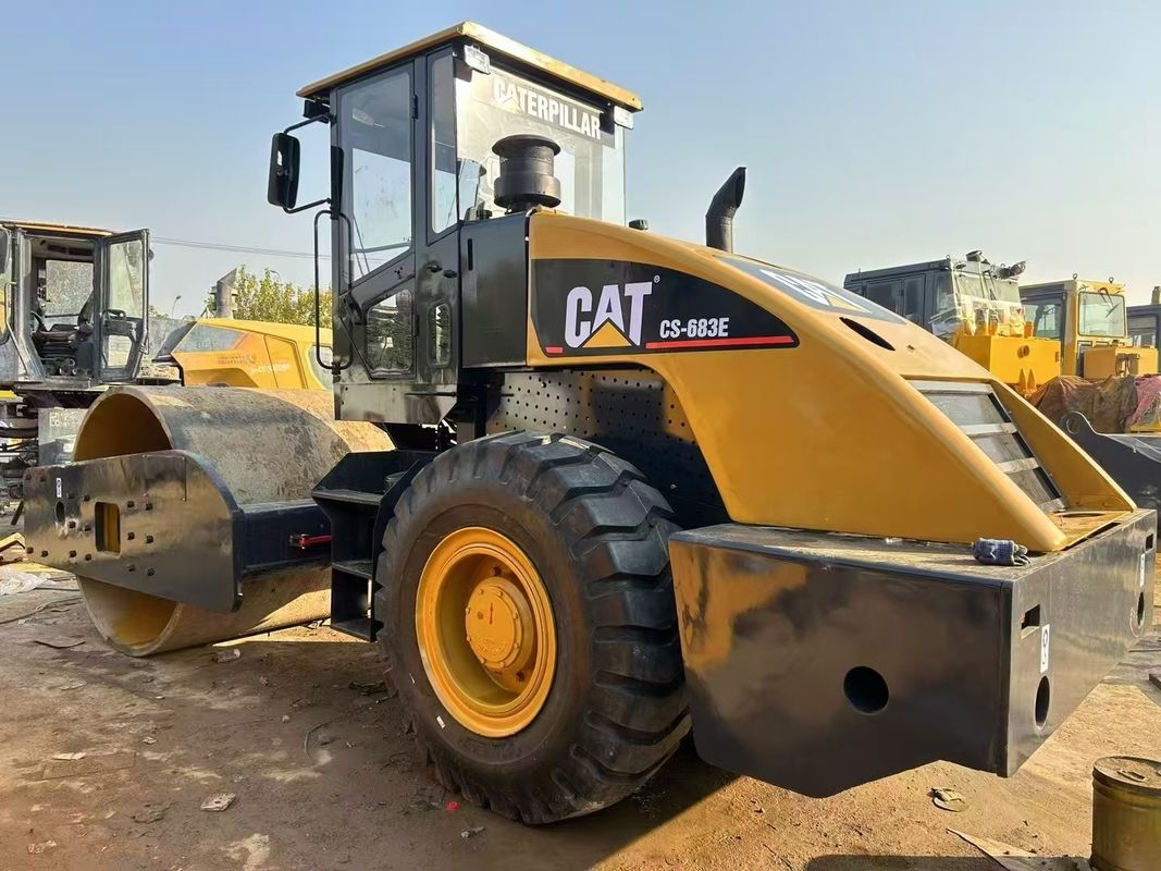 Χρησιμοποιούμενος CAT CS-683E Συσσωρευτής δονητικών κυλίνδρων 1,8 mm Άμβλεια 134 kW Δύναμη κινητήρα