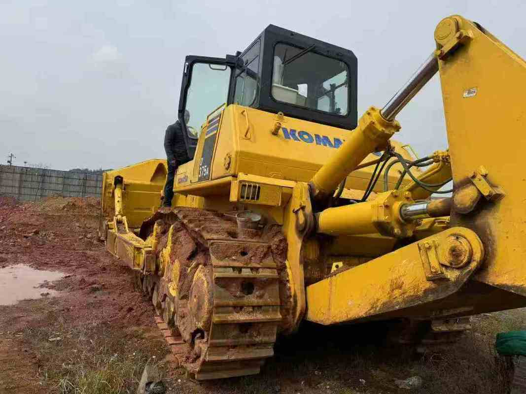 Χρησιμοποιούμενη μπουλντόζα Komatsu D375A-5 προς πώληση.